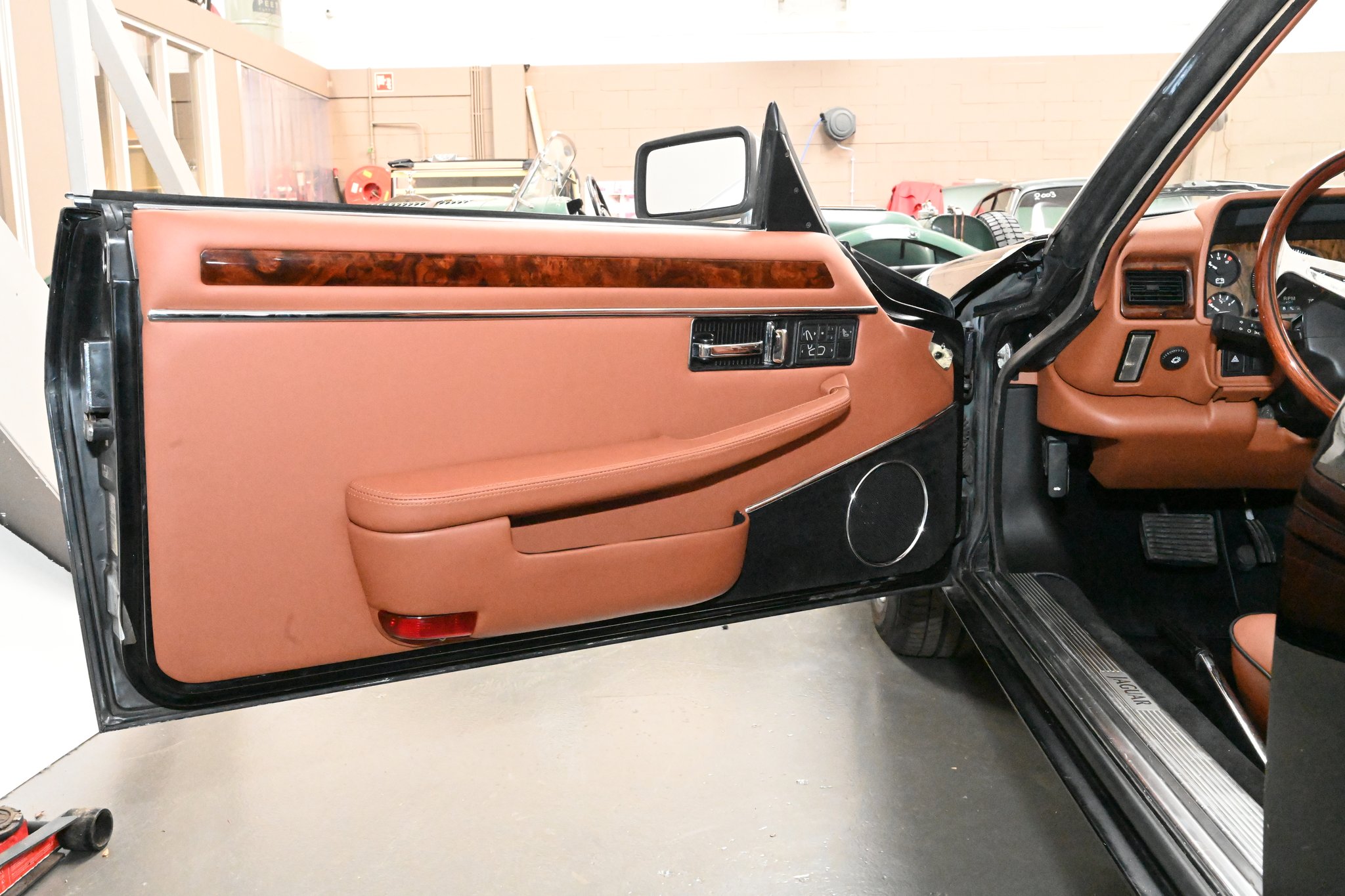Jaguar XJS custom interior – 10