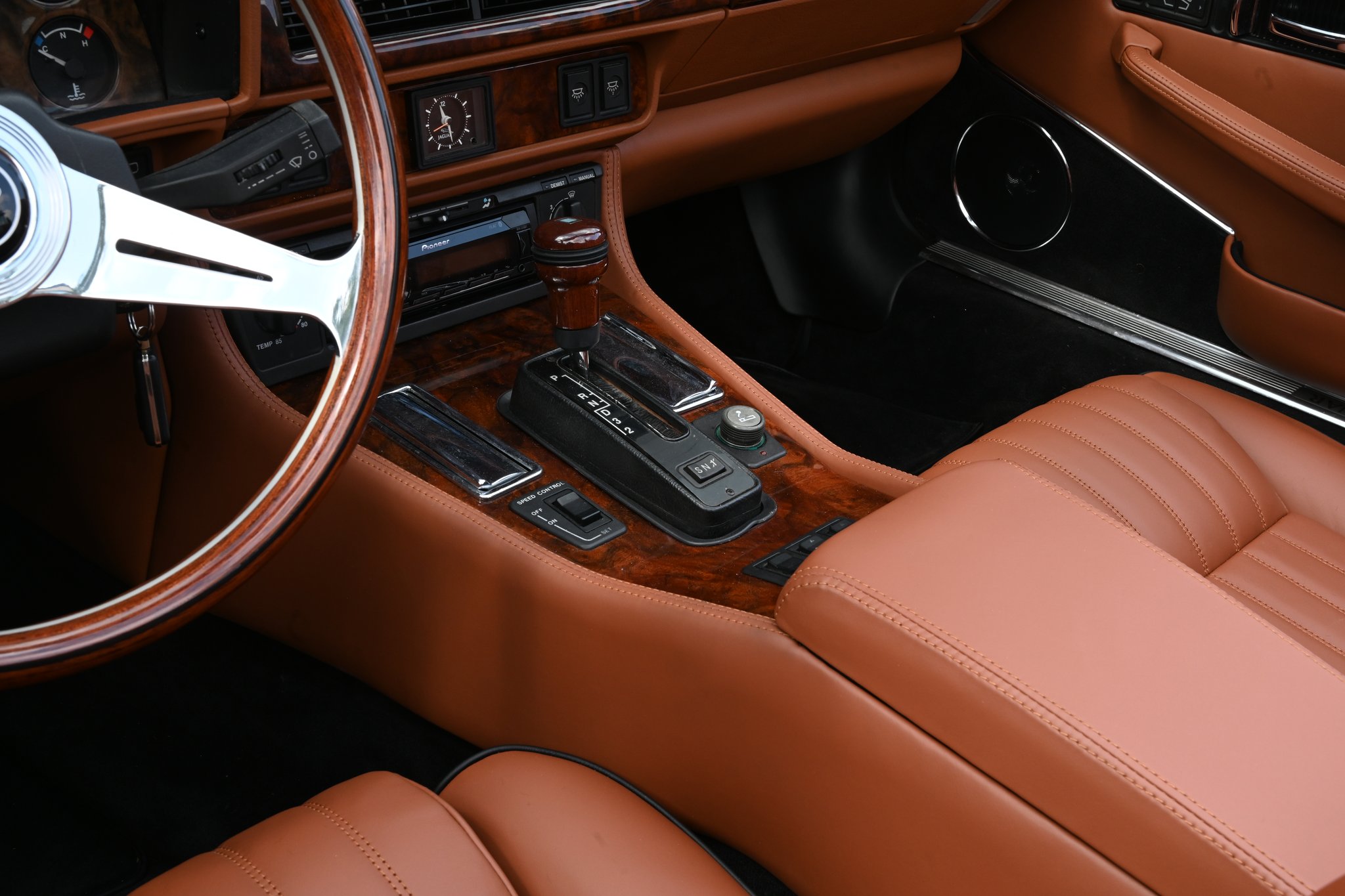 Jaguar XJS custom interior – 18