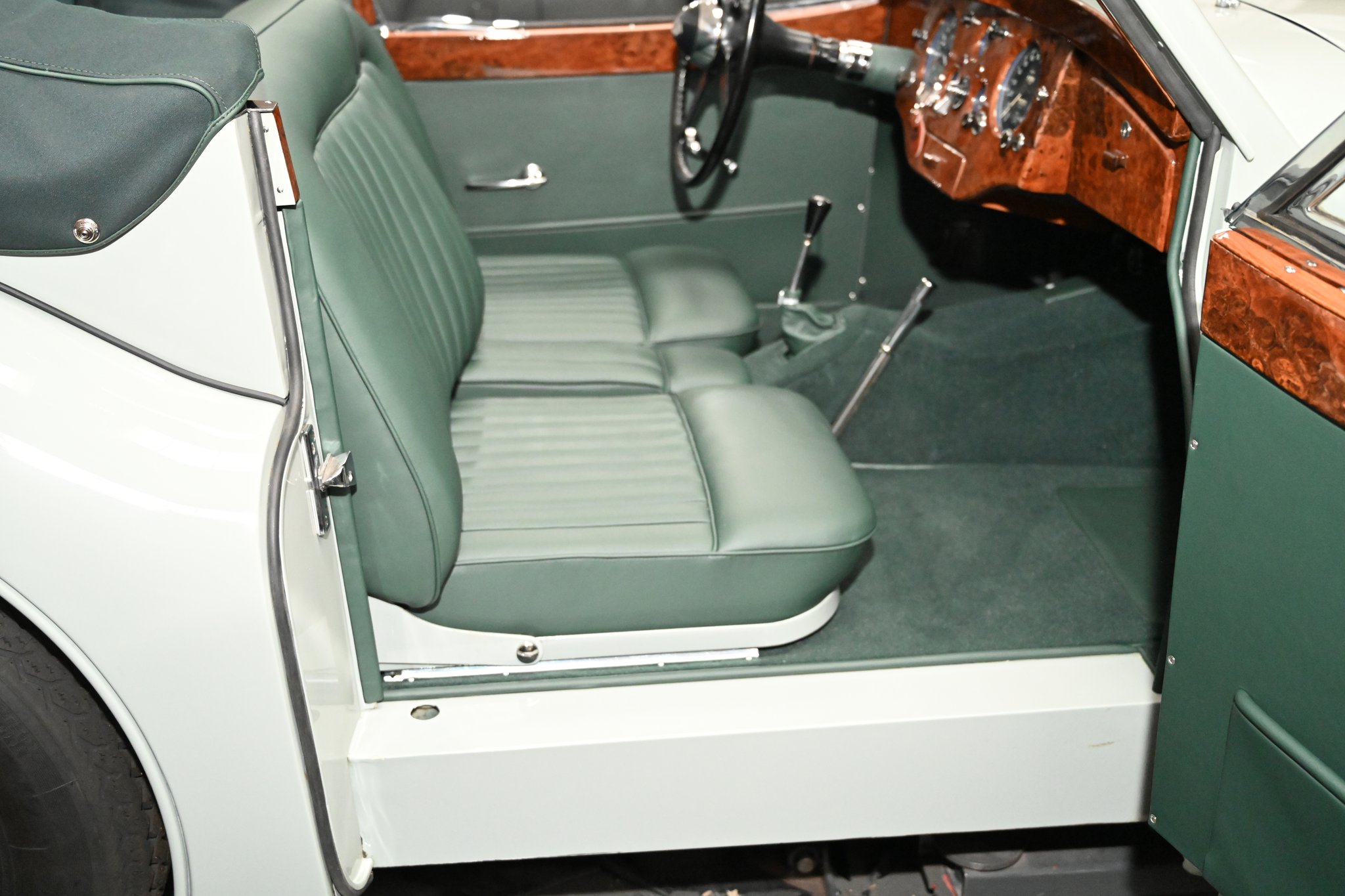 Jaguar XK 120 DHC Interior – 35