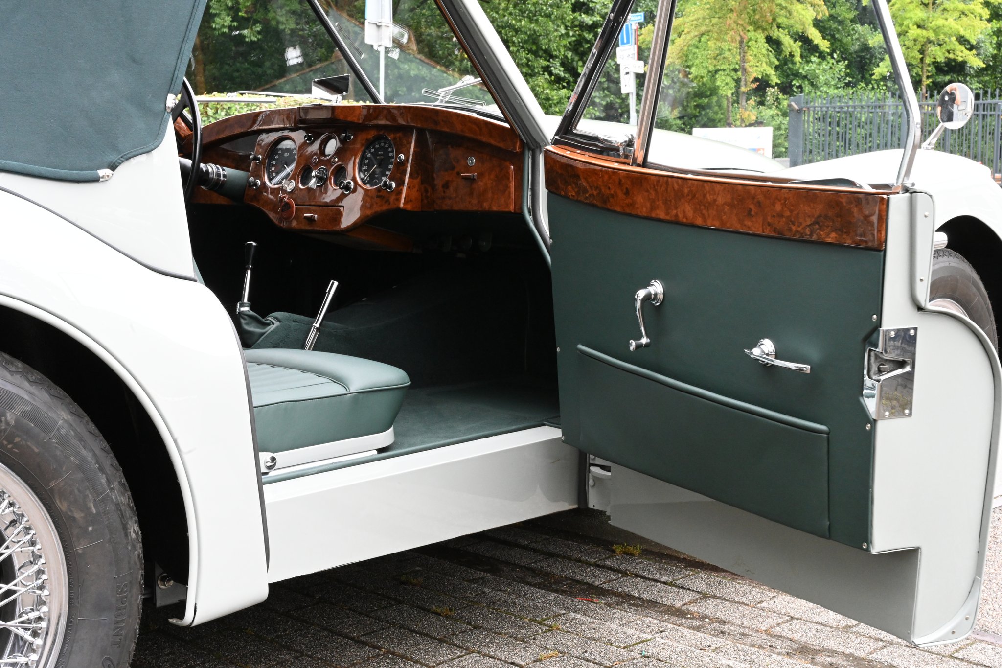 Jaguar XK 120 DHC Interior – 7