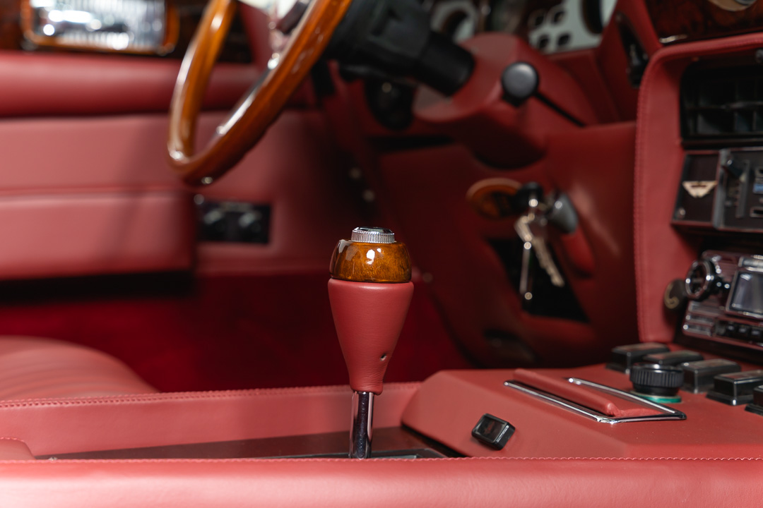 Aston Martin V8 Volante – 12