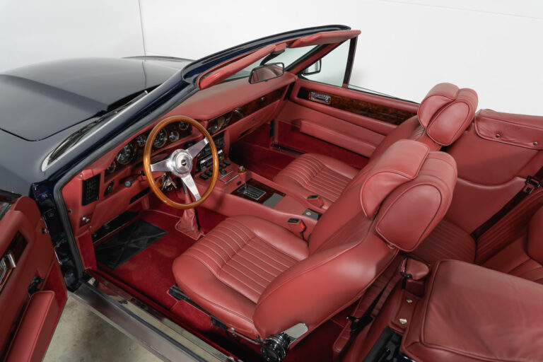 Aston Martin V8 Volante