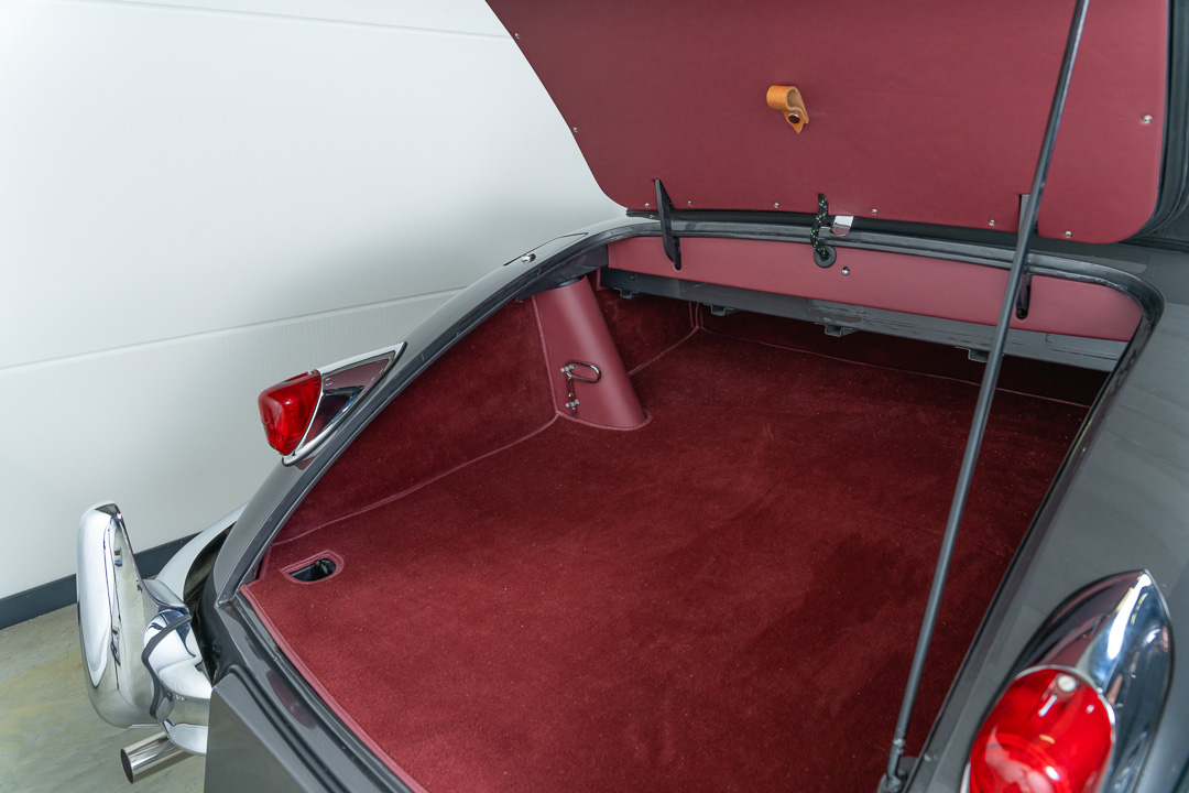 Jaguar XK 140 DHC Interior – 57