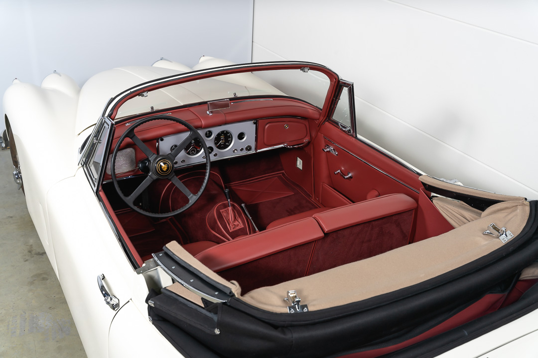 Jaguar XK150 DHC (wit/rood) – 1