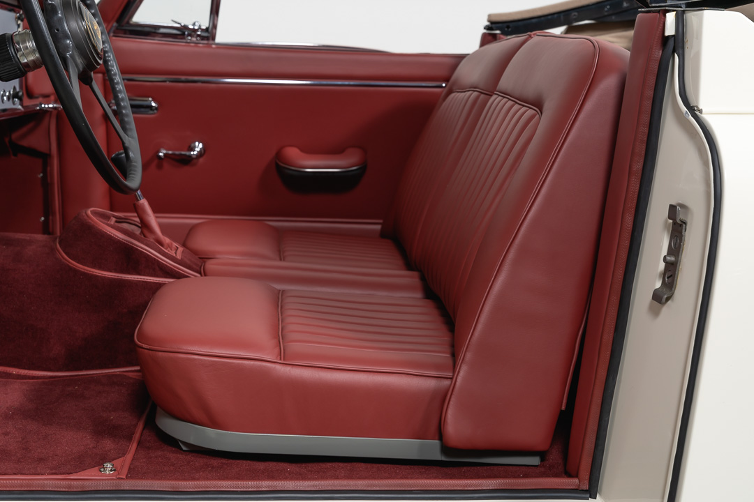 Jaguar XK150 DHC (wit/rood) – 13