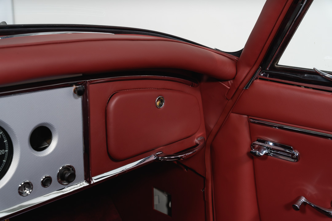 Jaguar XK150 DHC (wit/rood) – 15