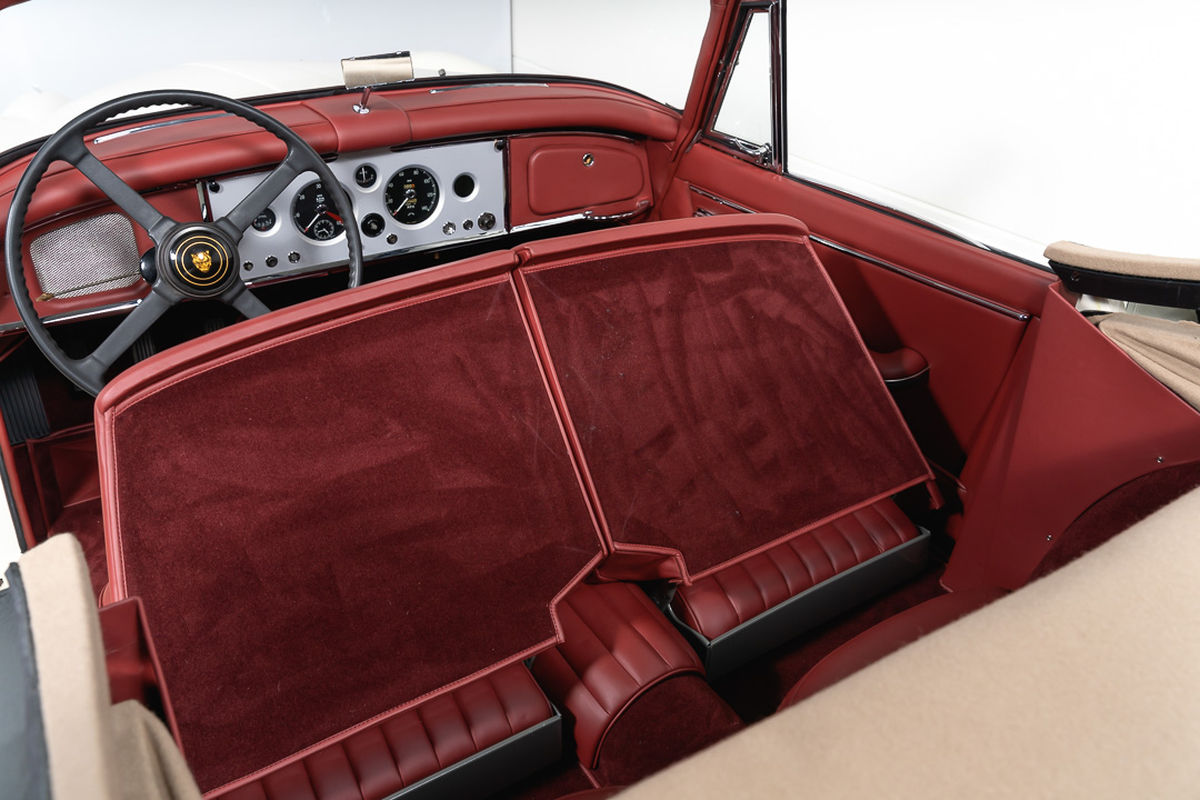 Jaguar XK150 DHC (wit/rood) – 16