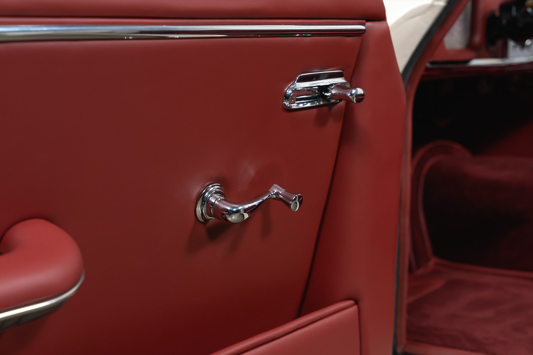 Jaguar XK150 DHC (wit/rood) – 23