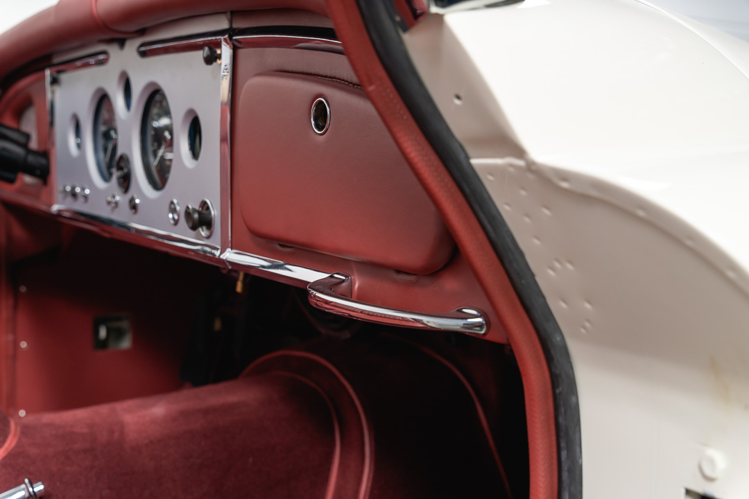 Jaguar XK150 DHC (wit/rood) – 29