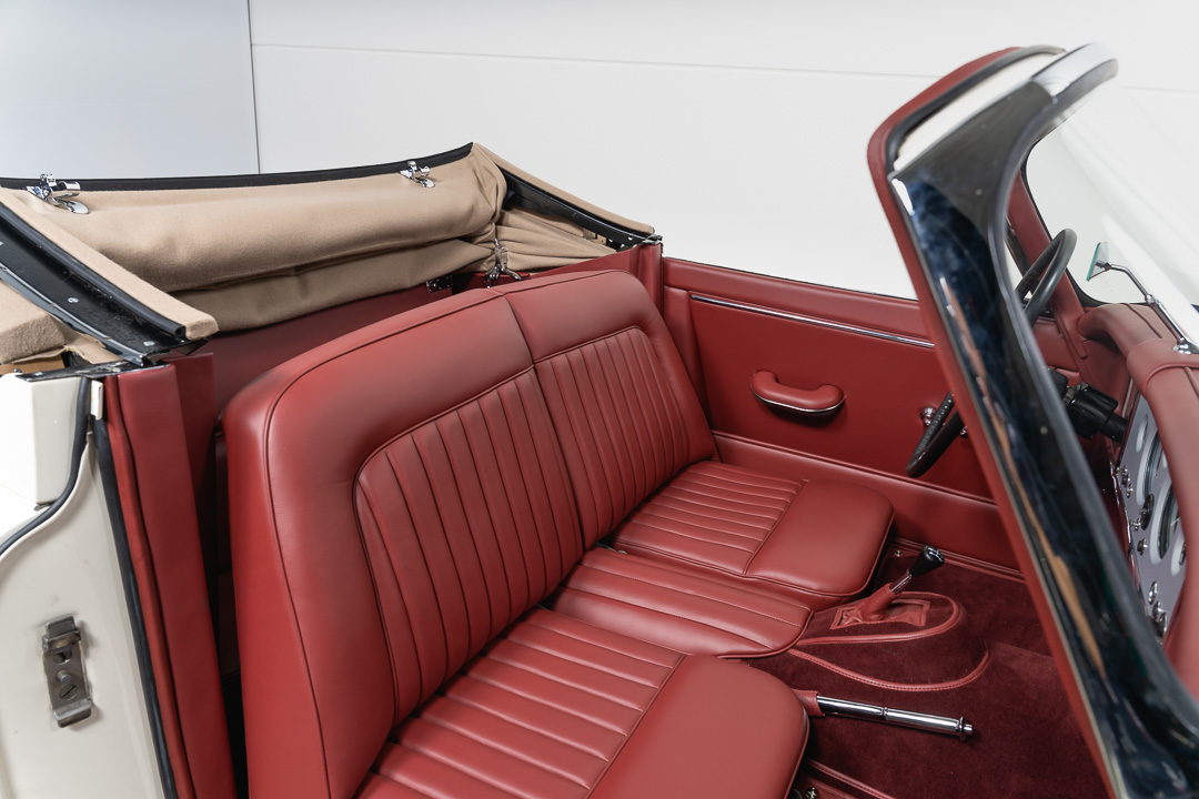 Jaguar XK150 DHC (wit/rood) – 31