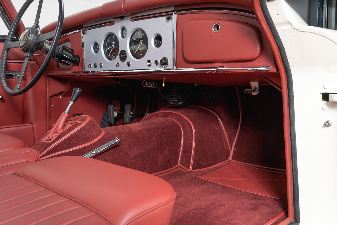 Jaguar XK150 DHC (wit/rood) – 34